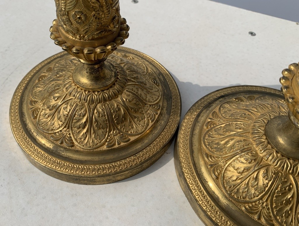 Coppia di candelieri in bronzo dorato. Parigi, inizi XIX secolo.-photo-2