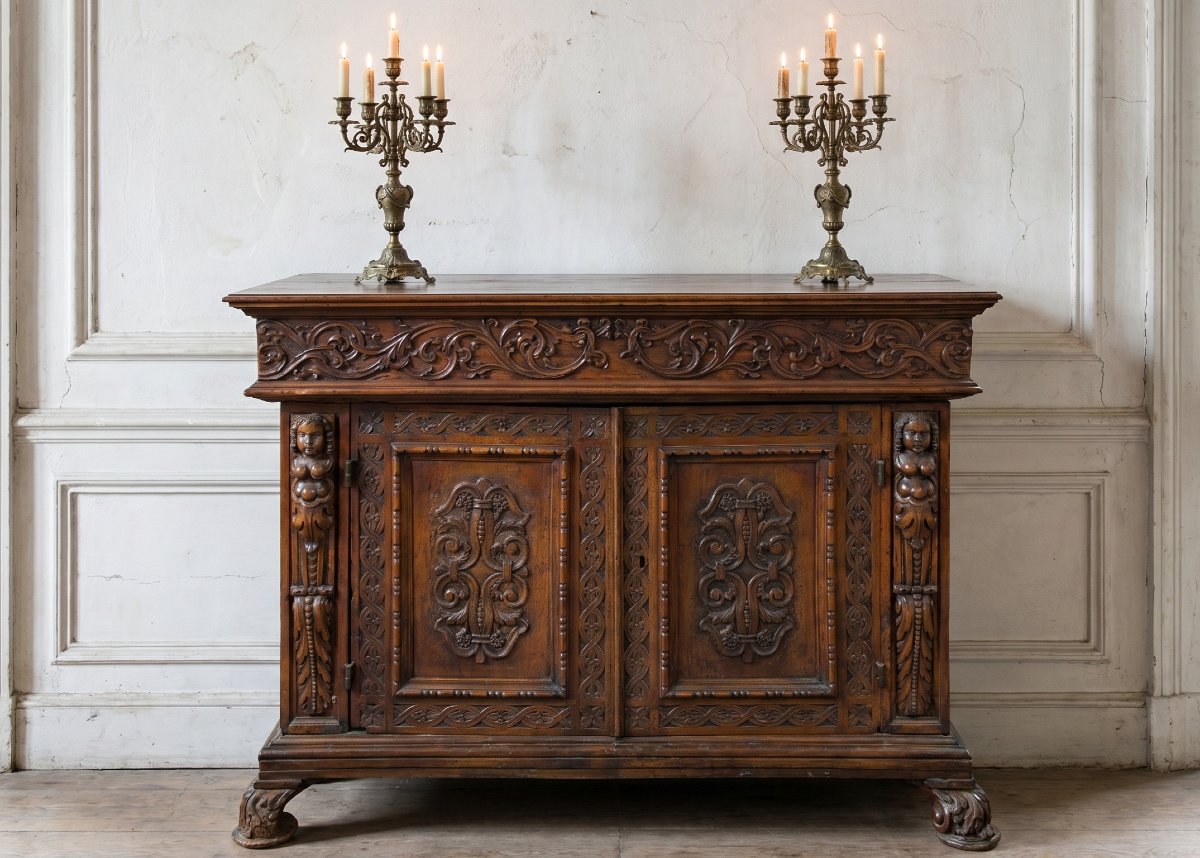 Credenza in noce intagliato con calatola. Italia, XVII secolo.-photo-1