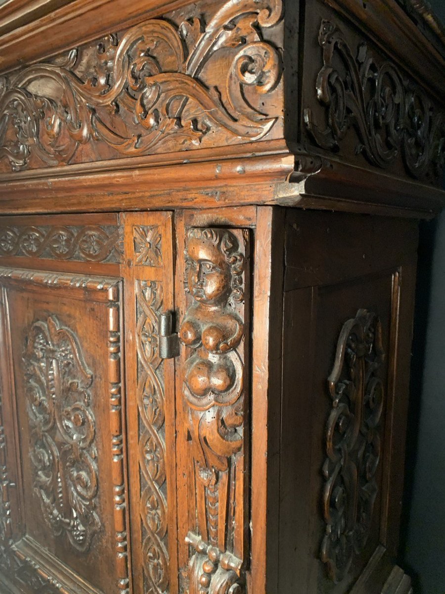 Credenza in noce intagliato con calatola. Italia, XVII secolo.-photo-2