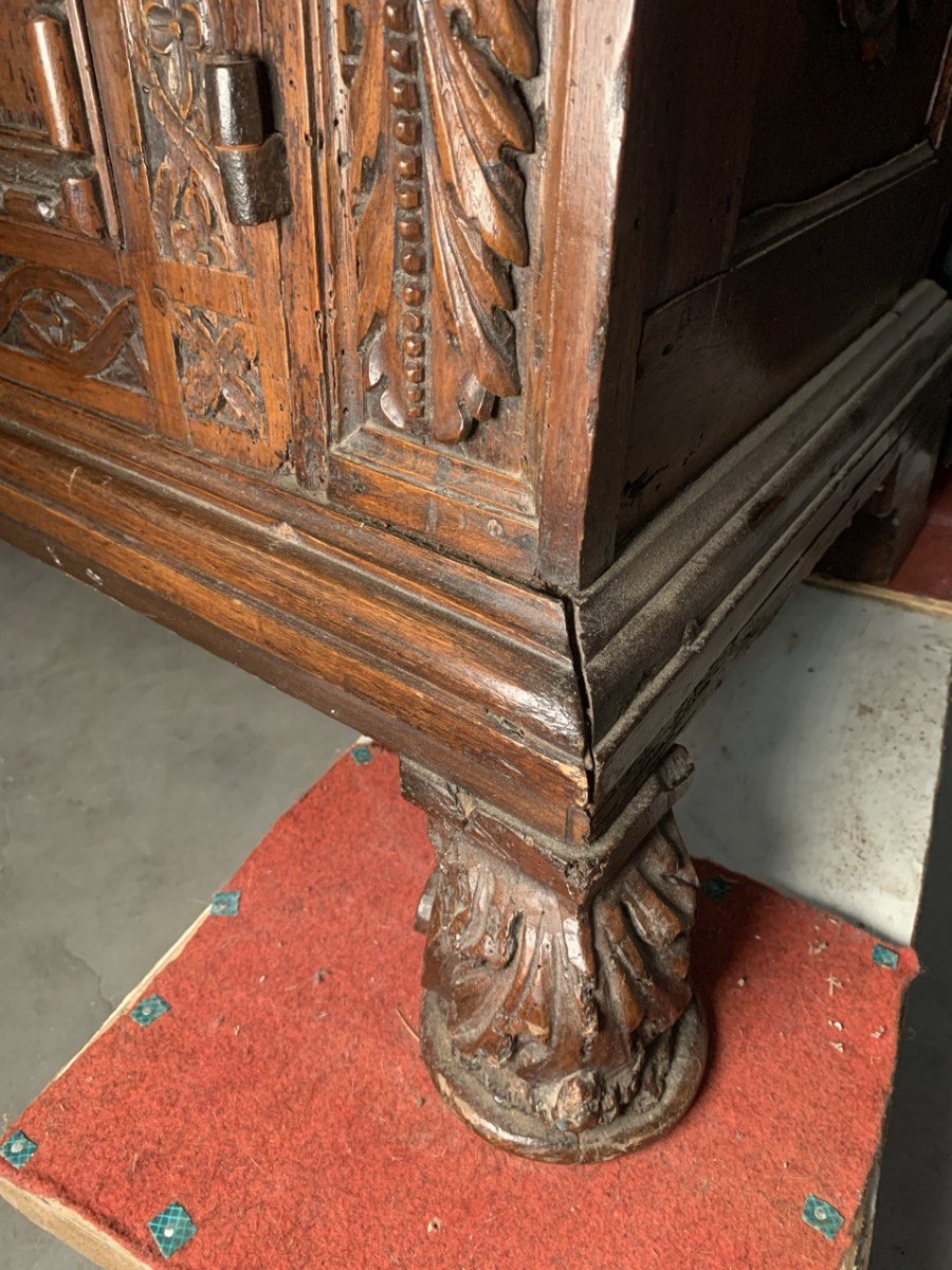 Credenza in noce intagliato con calatola. Italia, XVII secolo.-photo-3