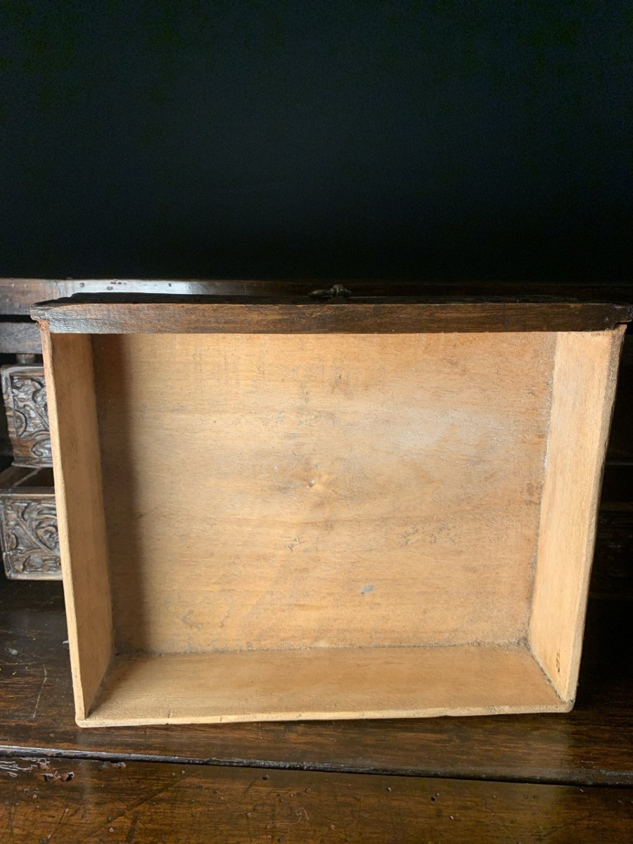 Credenza in noce intagliato con calatola. Italia, XVII secolo.-photo-5