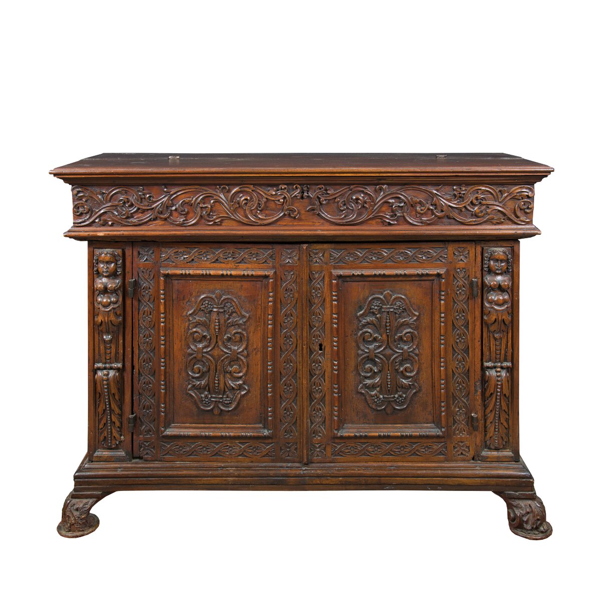 Credenza in noce intagliato con calatola. Italia, XVII secolo.
