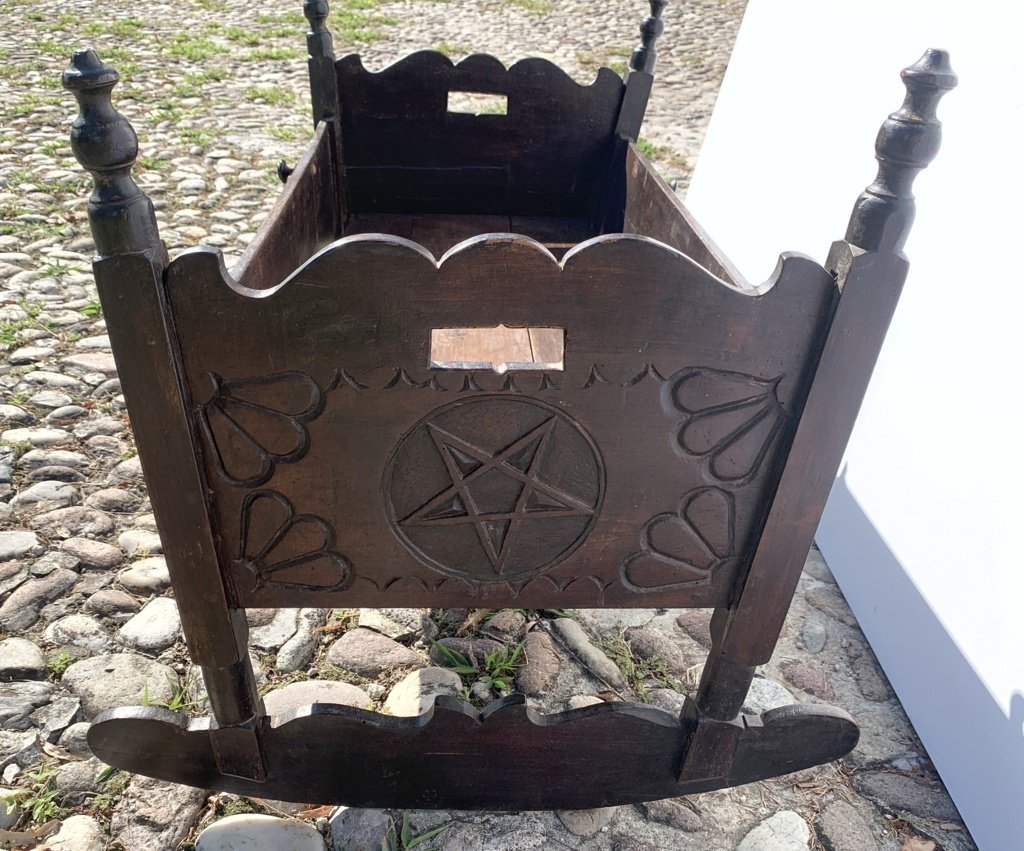 Culla in legno intagliato. Italia, XIX secolo.-photo-2