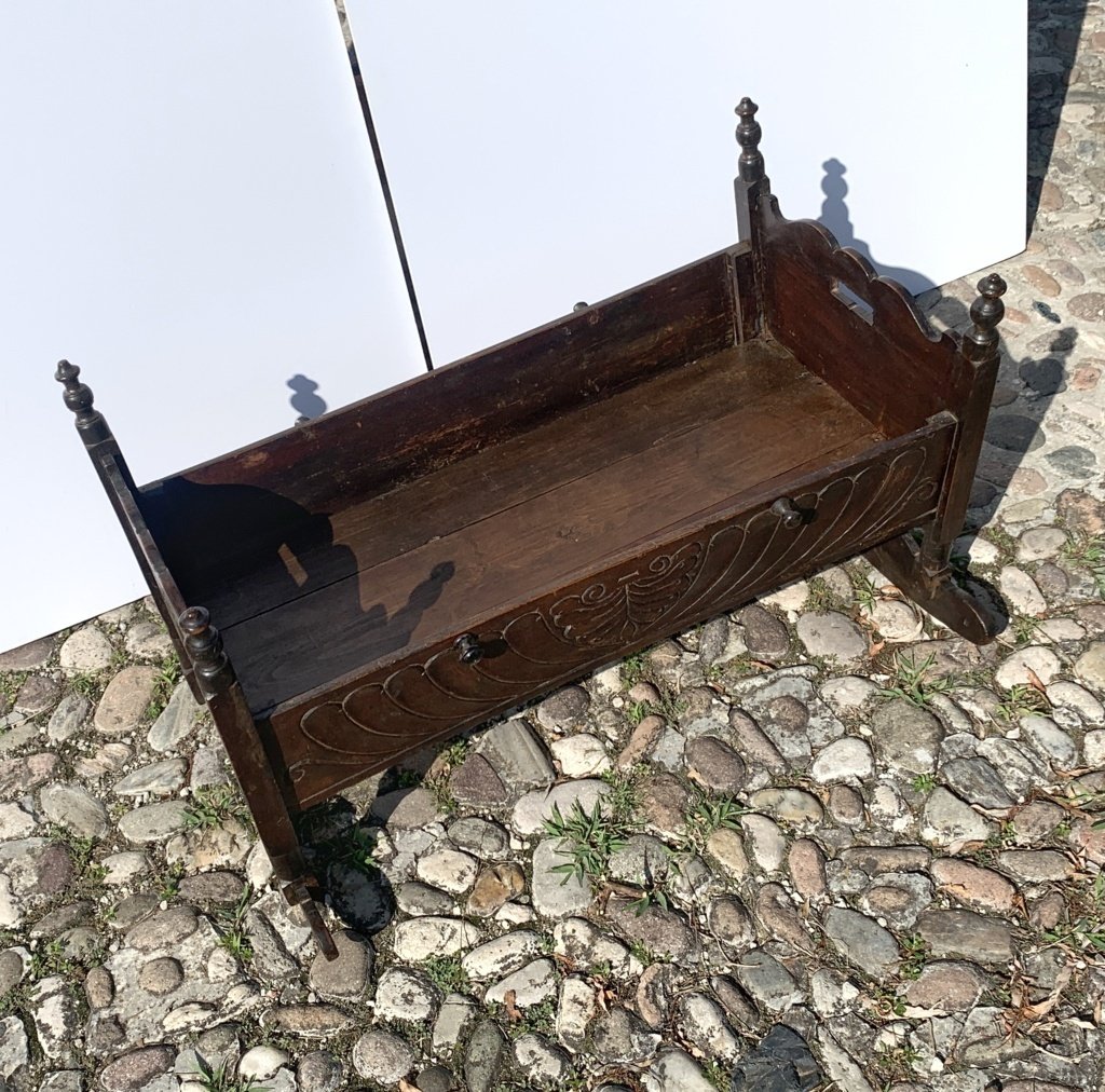 Culla in legno intagliato. Italia, XIX secolo.-photo-2
