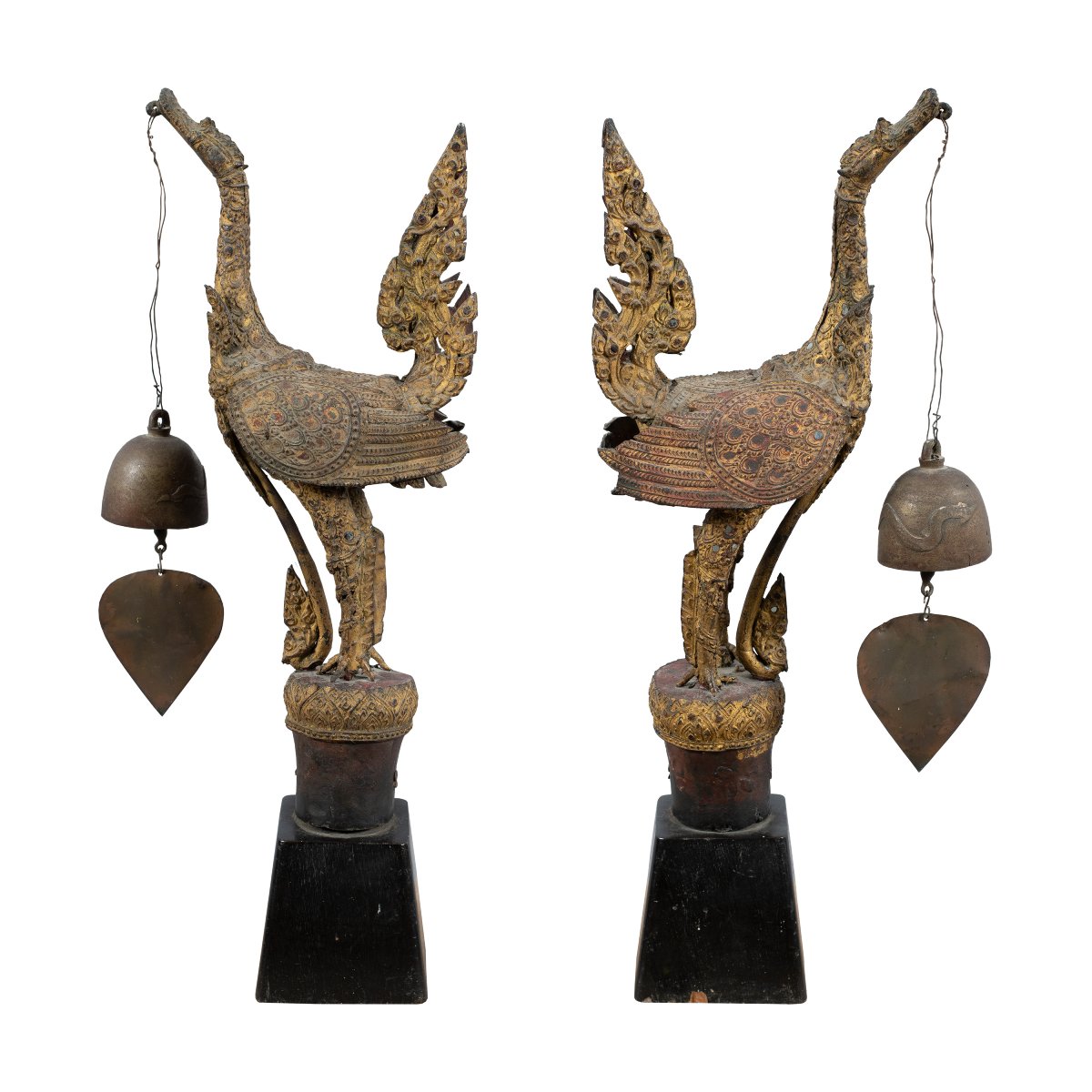 Coppia di uccelli templari thailandesi in bronzo dorato con campane. Thailandia, XIX secolo.