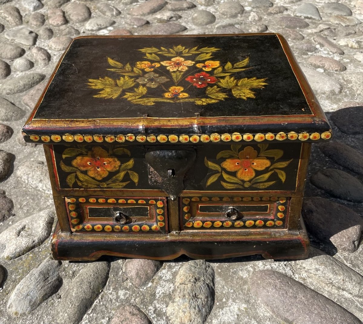Cofanetto in legno intagliato, laccato e dipinto. Nord Europa, XIX secolo.-photo-1