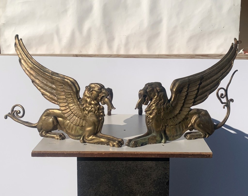 Coppia di alari in bronzo dorato a leoni alati. Francia, inizi XIX secolo.-photo-2