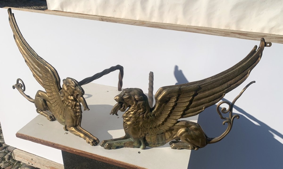 Coppia di alari in bronzo dorato a leoni alati. Francia, inizi XIX secolo.-photo-3