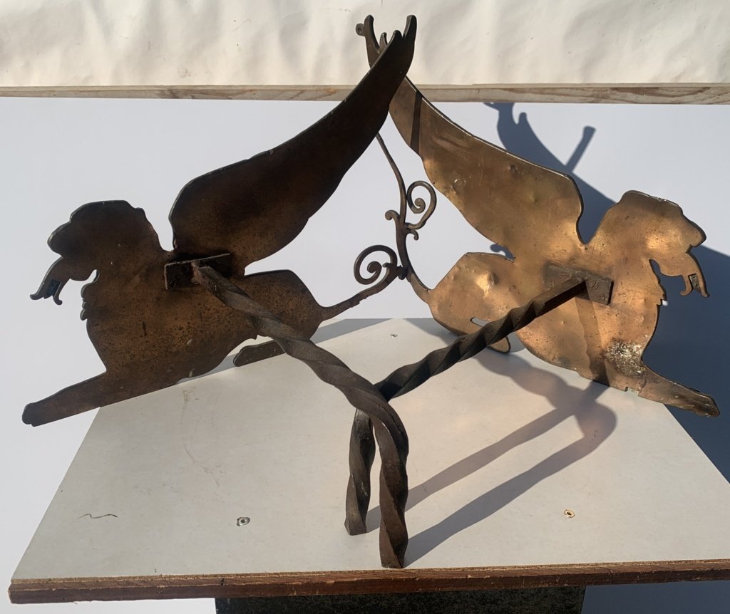 Coppia di alari in bronzo dorato a leoni alati. Francia, inizi XIX secolo.-photo-1