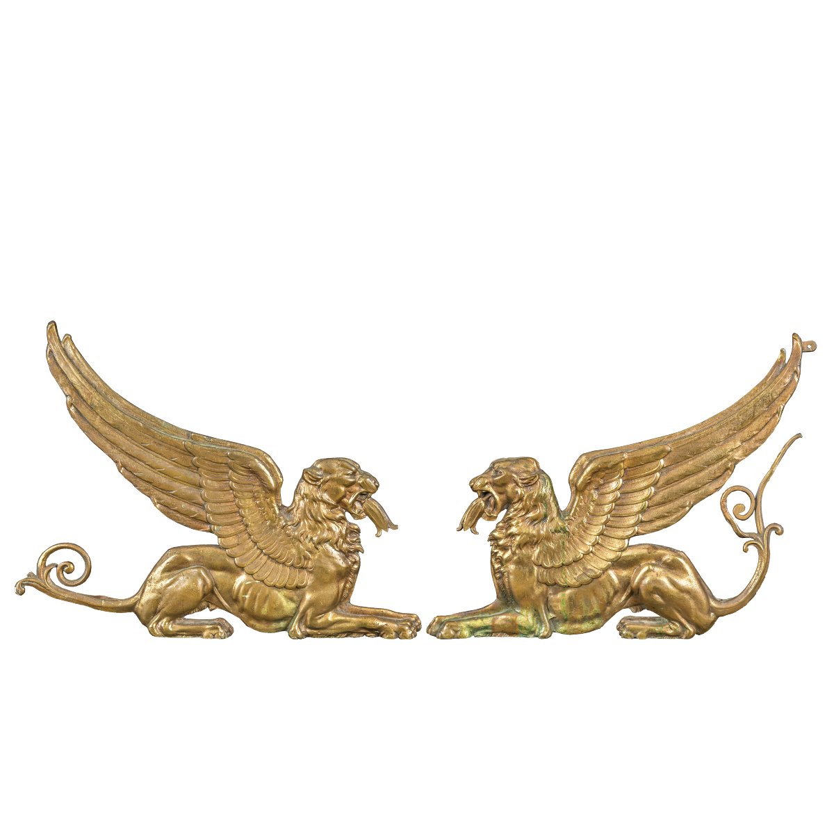 Coppia di alari in bronzo dorato a leoni alati. Francia, inizi XIX secolo.