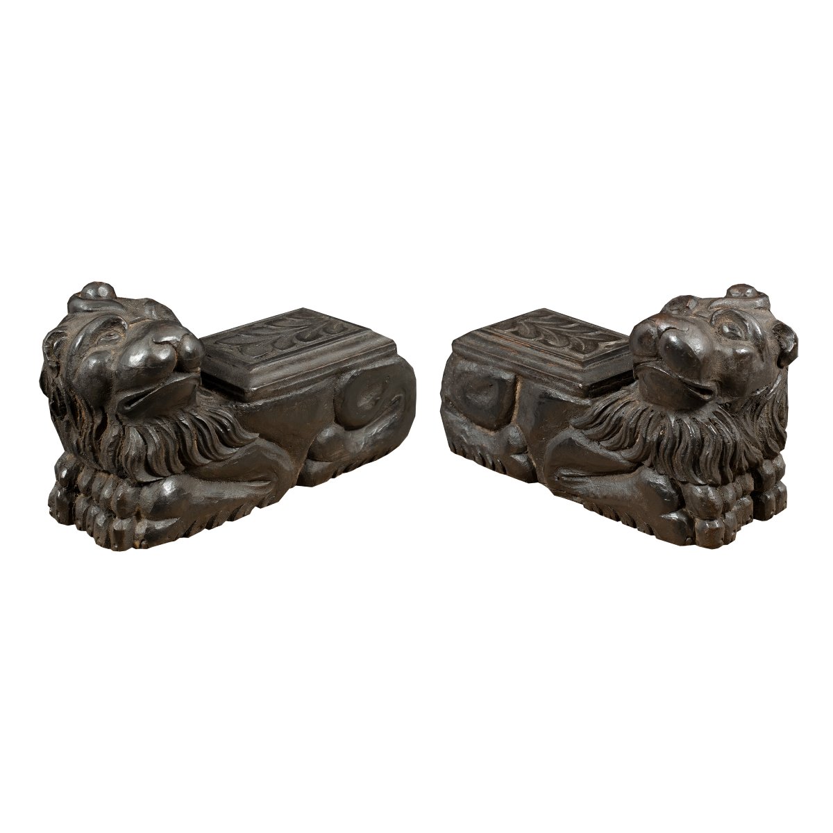 Scultore italiano (XVII-XVIII secolo) - Coppia di leoni arcaici.