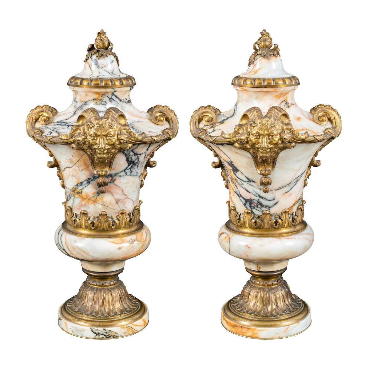Coppia di vasi in marmo e bronzo dorato. Fonderia Susse Frères, Parigi, XIX secolo.