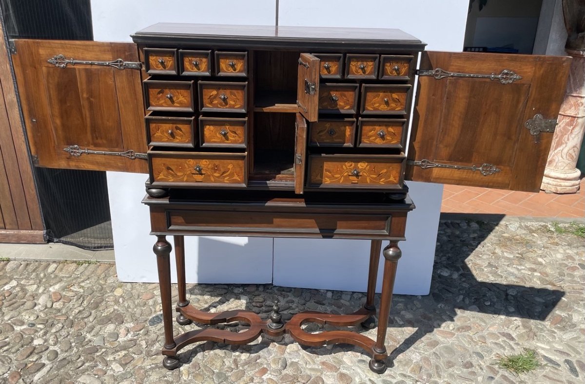Monetiere in noce lastronato e intarsiato a motivi floreali e uccellini. Paesi Bassi, XVII.-photo-3