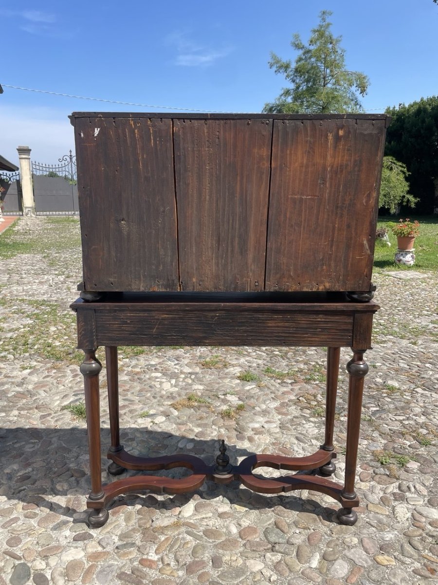 Monetiere in noce lastronato e intarsiato a motivi floreali e uccellini. Paesi Bassi, XVII.-photo-4