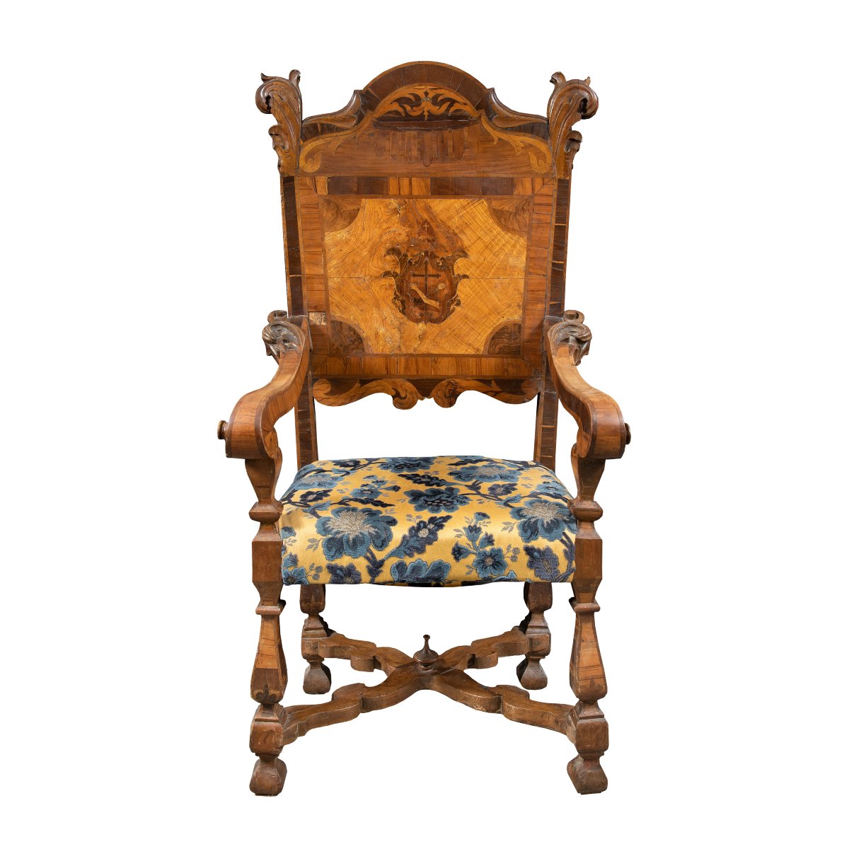 Poltrona in legno intagliato, lastronato e intarsiato. Italia, XVII-XVIII secolo.