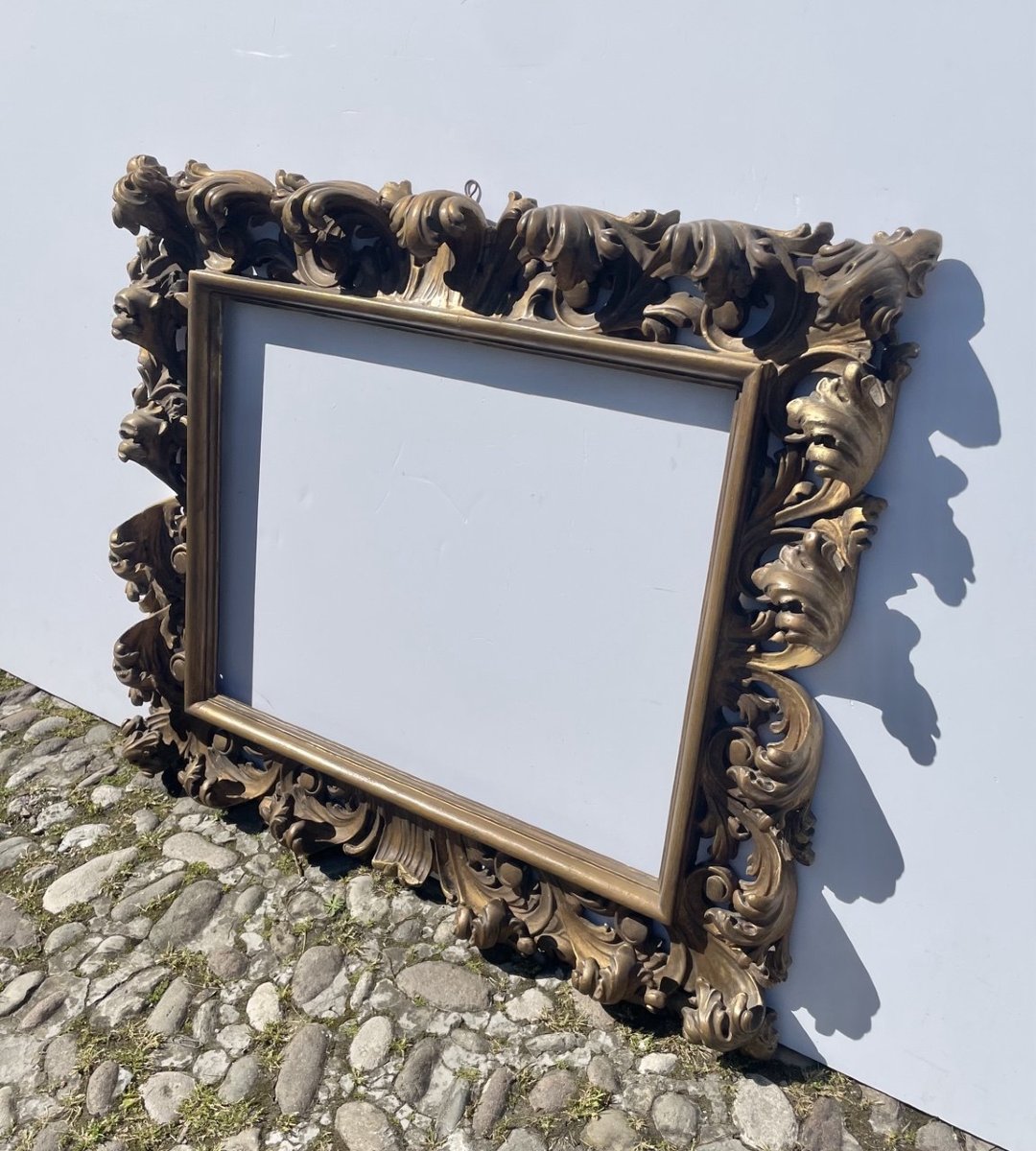 Cornice in legno intagliato e dorato. Italia, XIX secolo.-photo-1
