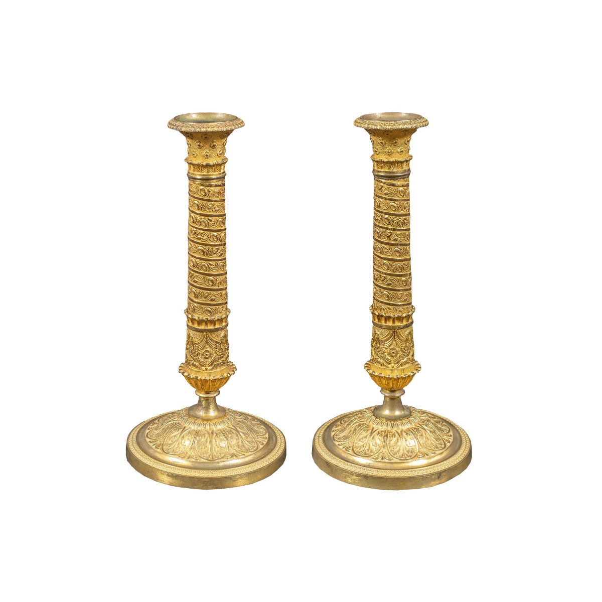 Coppia di candelieri in bronzo dorato. Parigi, inizi XIX secolo.