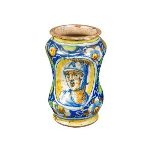 Albarello in maiolica dipinta - Soldato. Venezia, bottega  di Mastro Domenico, XVI secolo.