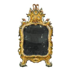 Specchierina in legno intagliato, laccato e dipinto. Venezia, seconda metà XVIII sec.