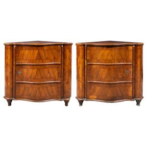 Coppia di angoliere lastronate in legno di noce. Venezia, XVIII secolo. 