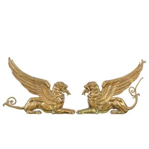 Coppia di alari in bronzo dorato. Francia, inizi XIX secolo.