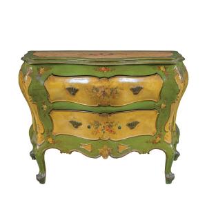 Cassettone in legno laccato e dipinto. Venezia, inizi XX secolo.
