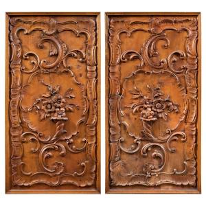 Coppia di pannelli da parete in legno intagliato. Italia, prima metà XX secolo.