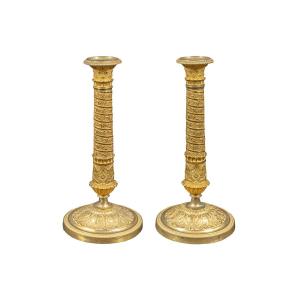 Coppia di candelieri in bronzo dorato. Parigi, inizi XIX secolo.