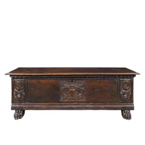 Cassapanca in legno di noce intagliato. Italia, XVII secolo.
