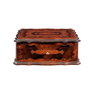 Scatola in legno intagliato e lastronato. Italia, inizi XX secolo.