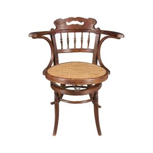 Poltroncina da ufficio in legno intagliato. Probabile manifattura Thonet - Vienna, inizi XX sec