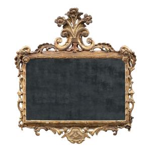 Specchiera in legno intagliato e dorato. Italia, XVIII secolo.