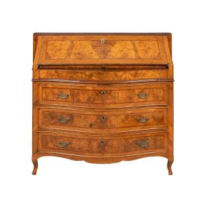 Cassettone a ribalta in legno di noce. Venezia, seconda metà XVIII secolo.