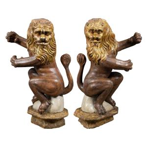 Coppia di sculture in legno intagliato, dorato e dipinto - Leoni porta bandiera. Venezia, XVI.