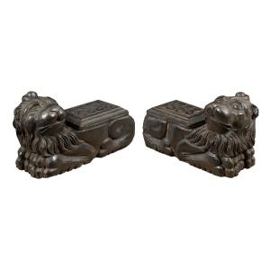 Coppia di sculture in legno intagliato - Leoni arcaici. Italia, XVIII secolo. 