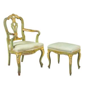 Poltrona e panchetto in legno intagliato e laccato. Venezia, XIX-XX secolo.