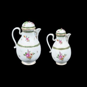 Coppia di caffettiere in porcellana. Vienna, inizi XIX secolo.