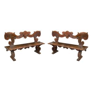 Coppia di panche nobiliari in massello di noce scolpito. Italia settentrionale, XVII secolo.