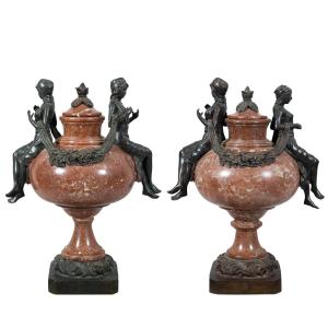 Coppia di vasi in marmo rosso e bronzo. Italia, fine XIX secolo.