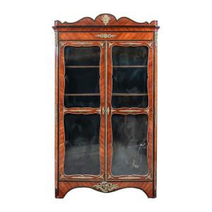 Vetrina impiallacciata in legni vari. Francia, fine XIX secolo.