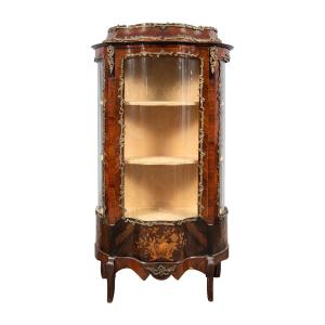 Vetrina impiallacciata in legni vari. Francia, fine XIX secolo. 