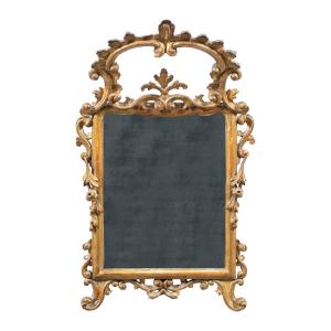Specchiera in legno intagliato e dorato. Italia, XVIII secolo.