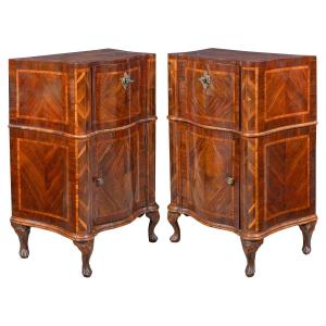 Coppia di comodini lastronati in noce e carrubo. Venezia, metà XVIII secolo.