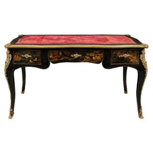 Scrivania Bureau Plat in legno laccato "a Chinoiserie" e applicazioni in bronzo dorato. XIX.