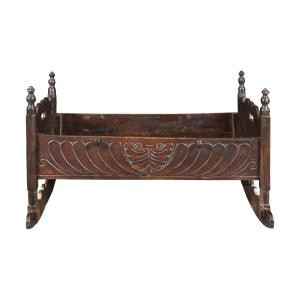 Culla in legno intagliato. Italia, XIX secolo.