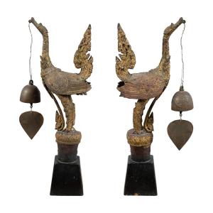 Coppia di uccelli templari thailandesi in bronzo dorato con campane. Thailandia, XIX secolo.