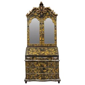 Trumeau a due corpi in legno laccato e dorato a chinoiseries. Venezia, prima metà XVIII secolo.