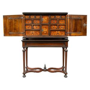 Monetiere in noce lastronato e intarsiato a motivi floreali e uccellini. Paesi Bassi, XVII.