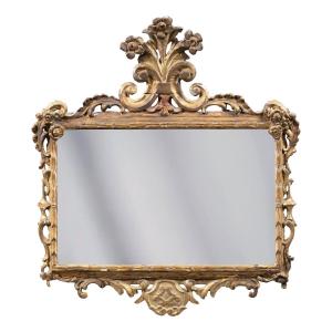 Specchiera in legno intagliato e dorato. Italia, XVIII secolo.