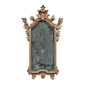 Specchiera in legno intagliato e dorato. Italia settentrionale, XVIII secolo.
